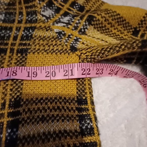 Apt 9 with CARA SANTANA sweater - Picture 3 of 3